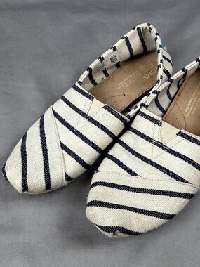 TOMs Slip On Shoes Women Size 6 Black and White Striped Seersucker Casual Canvas